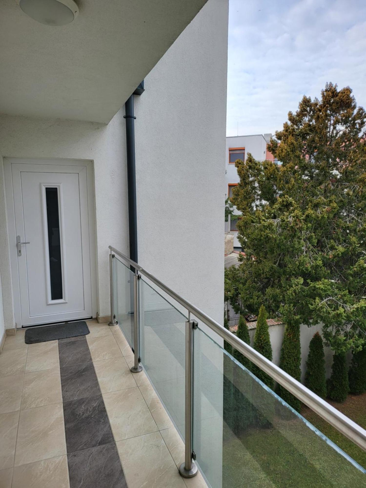 Triangol Apartman: Fuerdo, Belvaros, Egyetem Gyor Exterior photo